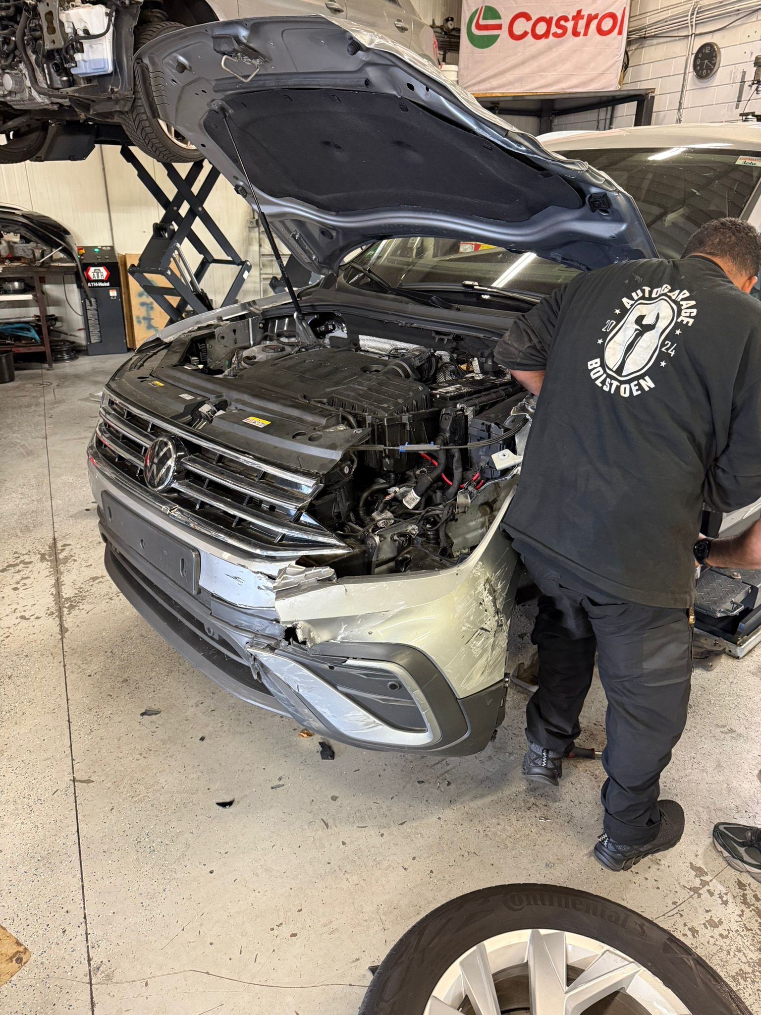 Monteur werkt aan Volkswagen bij Autogarage Bolstoen
