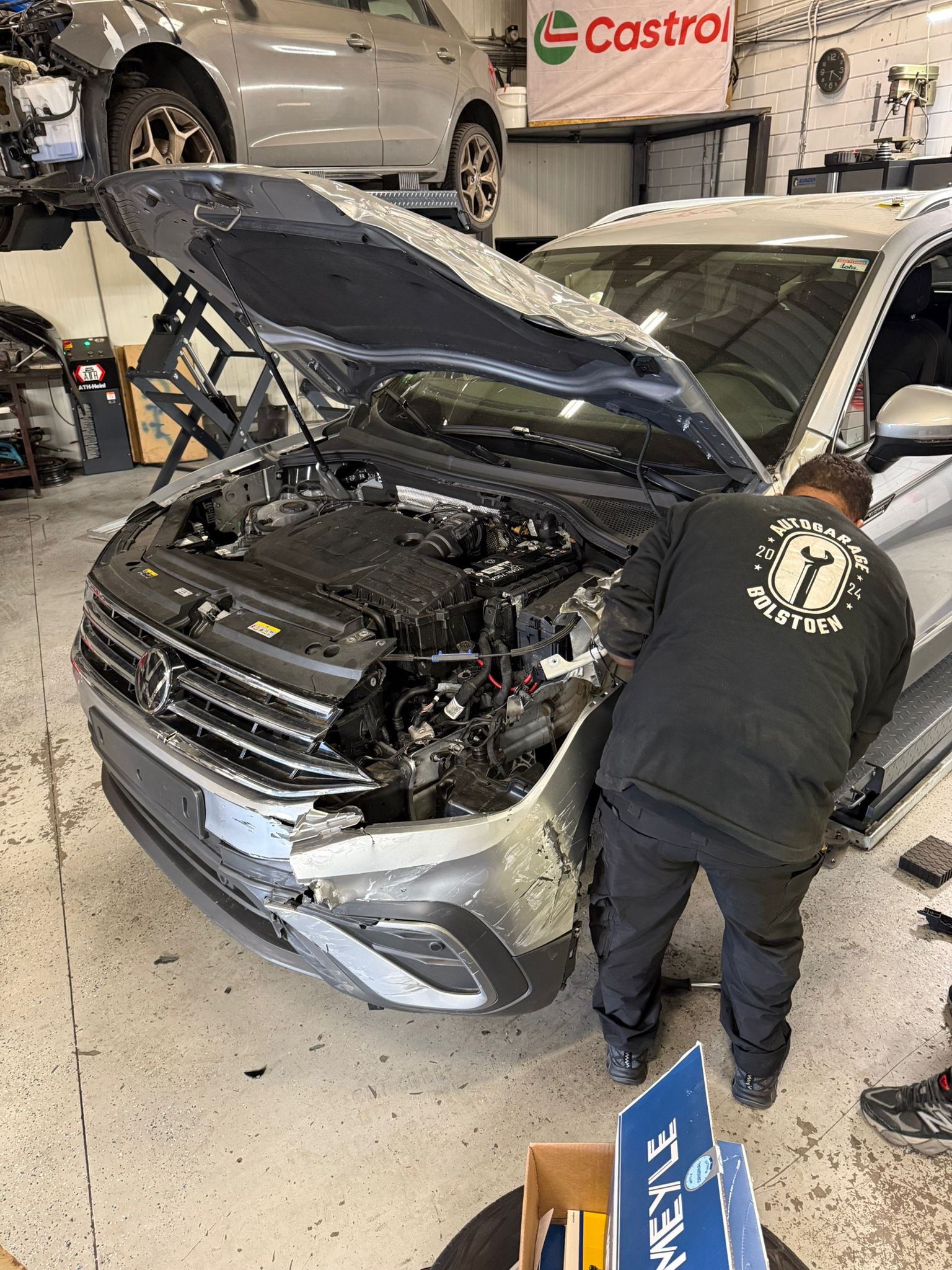 Monteur werkt aan Volkswagen in de werkplaats van Autogarage Bolstoen